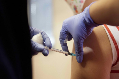 Ανοίγει ο δρόμος για υποχρεωτικό εμβολιασμό: Οριστική άδεια στο εμβόλιο της Pfizer από τον FDA