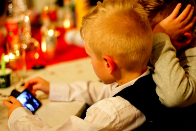 Έφηβοι και κινητά: Διατροφικός «εχθρός» για τα παιδιά τα τηλέφωνα, αποκαλυπτικά στοιχεία έρευνας