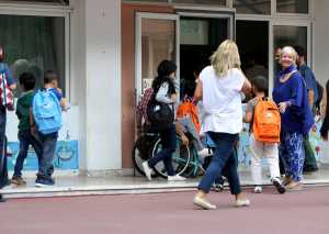 Διαμαρτυρία γονέων δημοτικού σχολείου της Λαμίας για τα προσφυγόπουλα