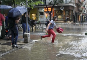 Στο έλεος της καταιγίδας η Θεσσαλονίκη - Εγκλωβίστηκαν μαθητές, ξανά χωρίς νερό η πόλη (pics+vid)
