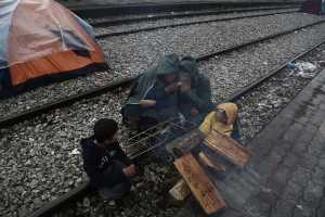 Με το «βλέμμα στραμμένο» στη Σύνοδο Κορυφής οι πρόσφυγες στην Ειδομένη