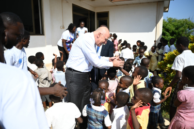 Το ελληνικό σχολείο της Γκάνας επισκέφθηκε ο Νίκος Δένδιας