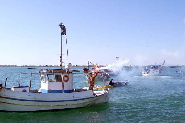 Οι αλιείς κλείνουν το λιμάνι του Βόλου
