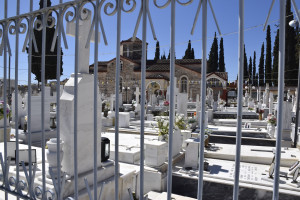 Μία κηδεία έφερε τοπικό lockdown σε Θήβα και Χαλκίδα: Eσπασε την καραντίνα και πήγε με πυρετό!