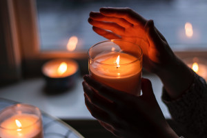 Βόλος: 15χρονος ζει σε σπίτι χωρίς ρεύμα, διαβάζει με κεριά και υποσιτίζεται