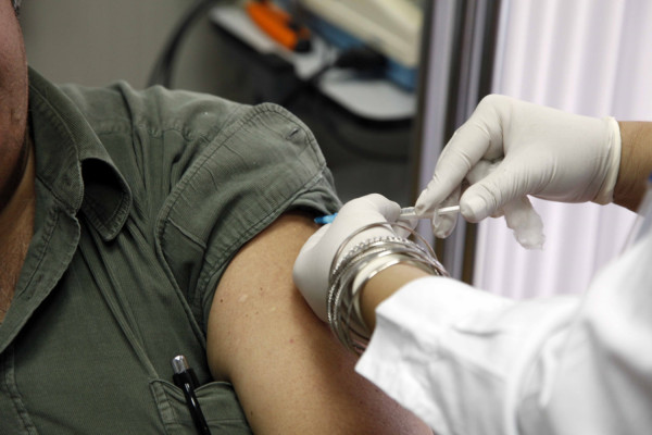 Αντιγριπικό εμβόλιο: Πιο αναγκαίο από ποτέ το «τσίμπημα» φέτος