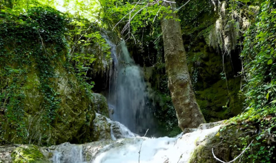 Καταρράκτες Σκρά: Εκεί που το υδάτινο στοιχείο συναντά την κρυφή γαλάζια λίμνη της Ελλάδας (βίντεο)