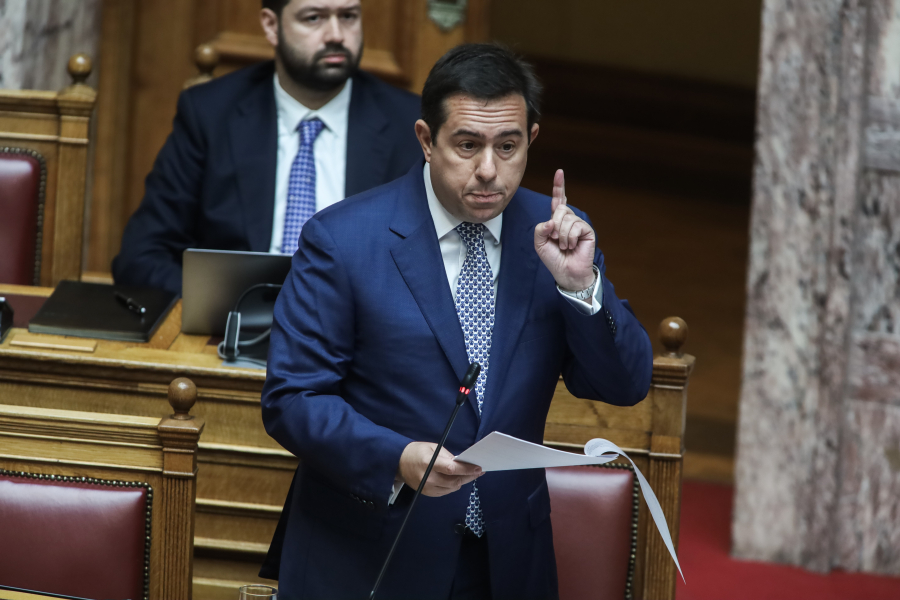 Νέες «φουρτούνες» στην κυβέρνηση: Ούτε ο Μηταράκης ψηφίζει το νομοσχέδιο για τα ομόφυλα ζευγάρια