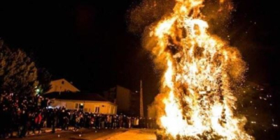 «Φωτιές» Φλώρινας: Το πιο γνωστό Χριστουγεννιάτικο έθιμο στη Δυτική Μακεδονία