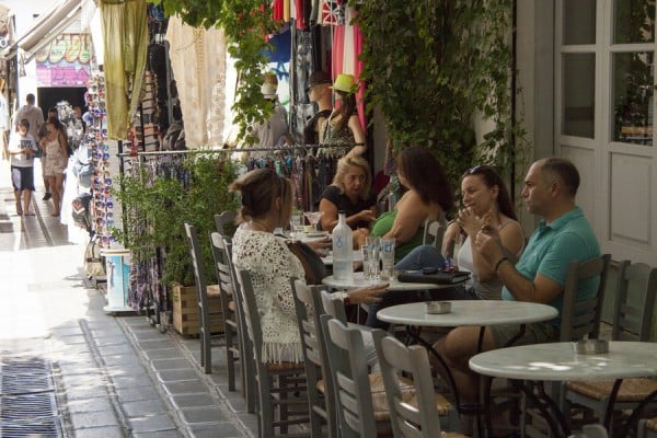Ο δήμος Αθηναίων εντείνει τους ελέγχους για παράνομα τραπεζοκαθίσματα και ηχορύπανση