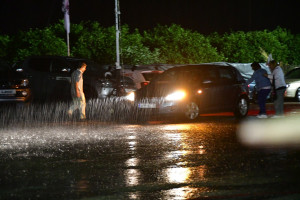 Ισχυρή βροχόπτωση στην Κω - Παρασύρθηκε αυτοκίνητο από νερά