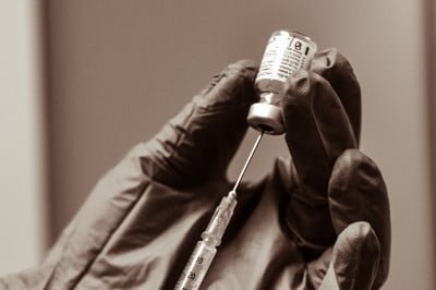 Μόσιαλος: «Τα εμβόλια φαίνεται να μειώνουν τη διασπορά της λοίμωξης αλλά μάλλον δεν την εξαλείφουν πλήρως»