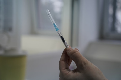 Συνεχίζονται για δεύτερη μέρα οι εμβολιασμοί, παίρνουν σειρά Τσίπρας και Κικίλιας