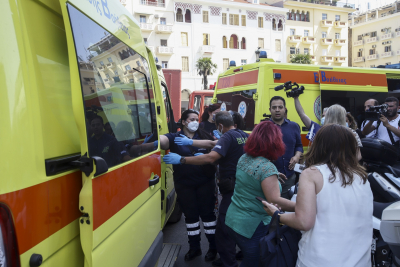 Εικόνες καταστροφής από τη φωτιά στο κέντρο της Θεσσαλονίκης, δύο παιδιά ανάμεσα στους 11 τραυματίες (βίντεο)