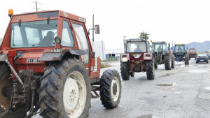 Λάρισα: Οι αγρότες βγάζουν τα τρακτέρ στους δρόμους