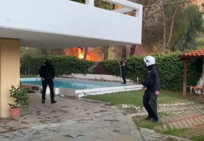 Φωτιά στη Βαρυμπόμπη: Με λάστιχα προσπαθούν οι Αστυνομικοί, πέρασαν το ρέμα της Χελιδονούς οι φλόγες (βίντεο)