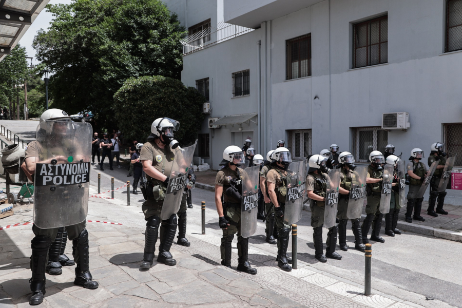 Θεσσαλονίκη: Νέα επεισόδια στο ΑΠΘ, μολότοφ, πέτρες και δακρυγόνα (βίντεο)