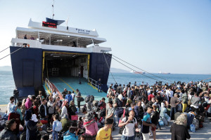 Σε Πειραιά και Ελευσίνα 856 μετανάστες από Σάμο και Μυτιλήνη - Μεταφέρονται σε δομές (vid)