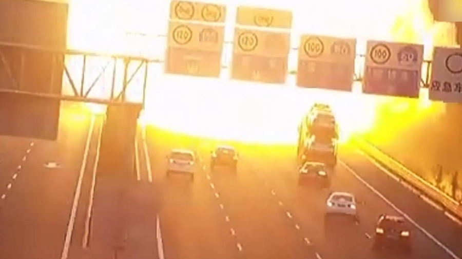 Συγκλονιστική έκρηξη λόγω ανατροπής φορτηγού: To ωστικό κύμα κάλυψε τα πάντα (βίντεο)