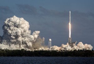Η SpaceX του Έλον Μασκ έγραψε ιστορία με την παρθενική πτήση του Falcon Heavy [Βίντεο]