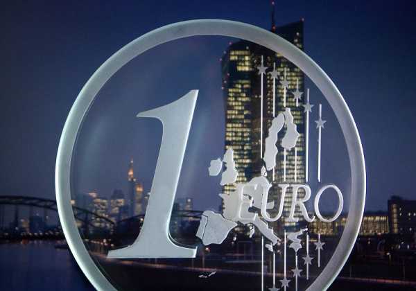Το ευρώ υποχωρεί σήμερα έναντι του δολαρίου