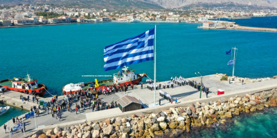 Χίος: Υψώθηκε γιγαντιαία γαλανόλευκη προς τιμή της 81ης επετείου του ΟΧΙ (βίντεο)