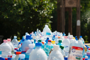 Περιβάλλον: Επιστήμονες δημιουργούν ανακυκλώσιμα πλαστικά από ισχυρές κόλλες
