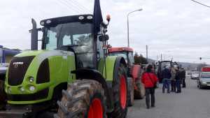 «Αντιμπλόκα» στα μπλόκα των αγροτών έστησαν οι οδηγοί φορτηγών