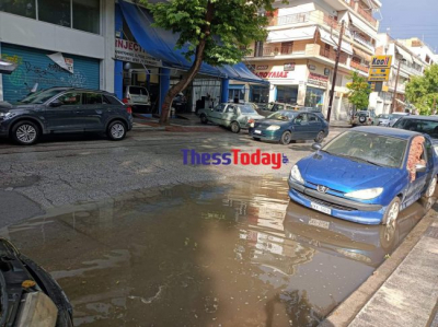 Κακοκαιρία: Εγκλωβισμένα αυτοκίνητα στα λασπόνερα μετά από χαλαζόπτωση στη Θεσσαλονίκη