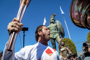 Ο Τζέραρντ Μπάτλερ άναψε στην Σπάρτη την Ολυμπιακή φλόγα φωνάζοντας «This is Sparta»! (vid)