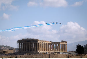 Τα «Rafale» σχημάτισαν την ελληνική σημαία πετώντας πάνω από την Ακρόπολη (εικόνες)