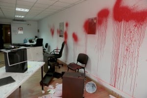 Σε ρυθμούς Καρόλου και ο «Ρουβίκωνας» - Επίθεση στα γραφεία της ΜΚΟ Oxfam