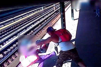 Τρόμος για γυναίκα στις ΗΠΑ: Η στιγμή που άνδρας τη σπρώχνει βίαια στις ράγες του μετρό (Βίντεο)