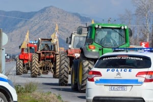 Μπλόκα αγροτών: Βγήκαν τα τρακτέρ στον κόμβο Αγιάς