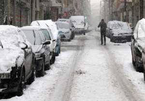 Με αμείωτη ένταση συνεχίζεται η χιονόπτωση στο κέντρο της Θεσσαλονίκης
