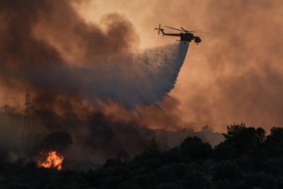 Χαλκιδική: Ρίψεις νερού από εναέρια μέσα στη φωτιά που καίει πευκοδάσος στη Μόλα Καλύβα