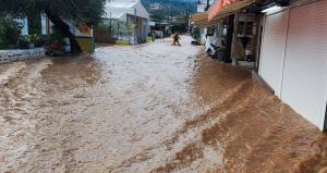 Πλημμύρες στα Σύβοτα Θεσπρωτίας, «πνίγηκαν» καταστήματα από τη βροχόπτωση (βίντεο)