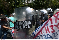 Ναυπηγεία Ελευσίνας: Ένταση στην πορεία των εργαζομένων, προσπάθησαν να περάσουν από τα ΜΑΤ (εικόνες)