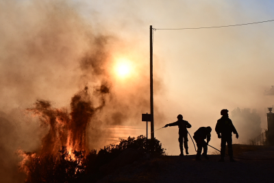Φωτιά στα Δερβενοχώρια: Μάχη με τις αναζωπυρώσεις σε Λουτράκι και Σαρωνίδα, κατευθύνεται προς Οινόη και Μαγούλα - Νέο μήνυμα 112