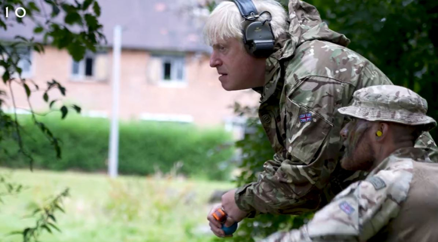 Ο Μπόρις Τζόνσον πετάει χειροβομβίδες μαζί με Ουκρανούς στρατιώτες σε άσκηση (βίντεο)