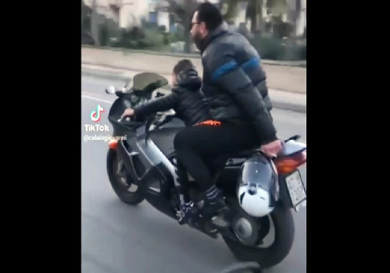 Βίντεο ντροπή: Πατέρας βάζει τον 8χρονο γιο του να οδηγήσει μηχανή και από πίσω αυτός καπνίζει (vid)