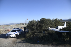 Σοκαριστικές εικόνες από το δυστύχημα με αεροσκάφος στην εθνική Αθηνών - Λαμίας, νεκρός ο πιλότος (βίντεο)