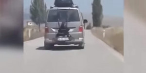Απίστευτο βίντεο: Εδεσε την κόρη του στο πίσω μέρος του αυτοκινήτου και πήγαινε βόλτα