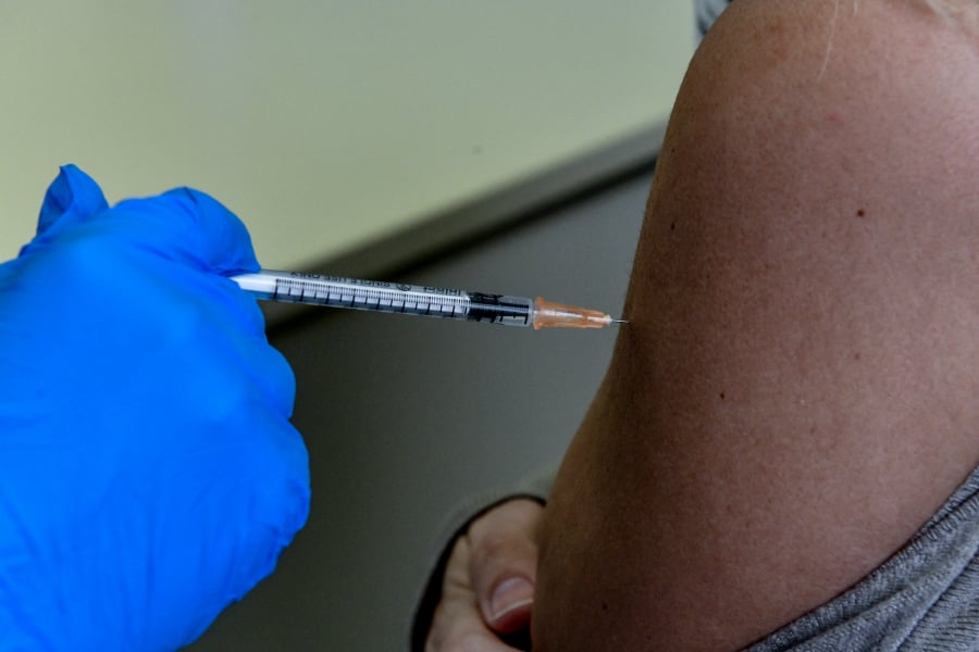 Ιταλία: Συνελήφθη νοσοκόμος για δήθεν εμβολιασμούς σε αρνητές