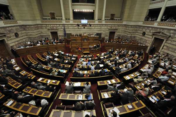 Στη Βουλή η συζήτηση για το νομοσχέδιο με τα προαπαιτούμενα τα μεσάνυχτα η ψηφοφορία