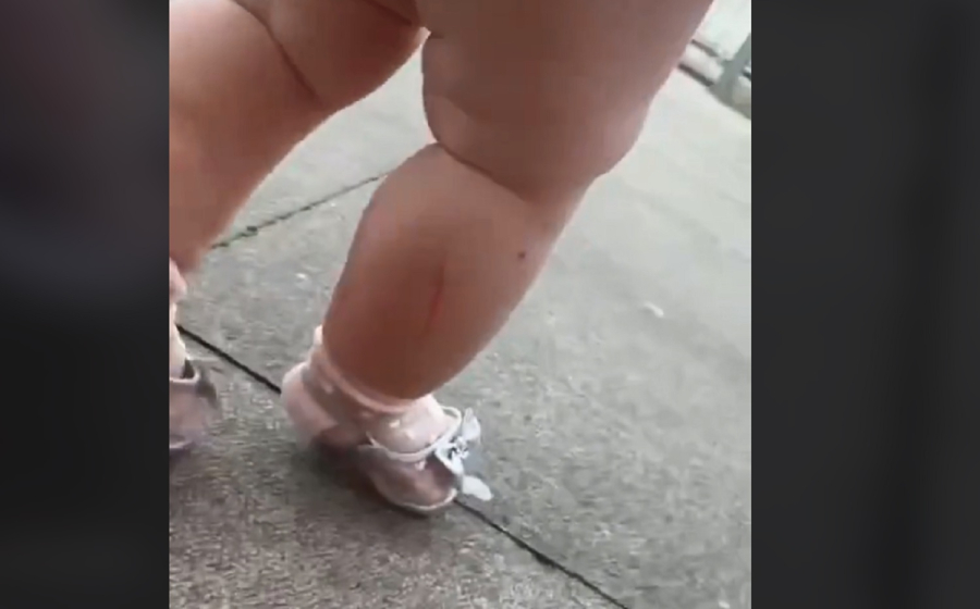 Μητέρα έβαλε στο μωρό της παπούτσια με τακούνι και ξεσήκωσε το Tik Tok (βίντεο)