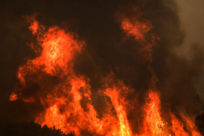 Νέο τεράστιο μέτωπο φωτιάς στην Ηλεία: Εκκενώνονται και άλλα χωριά, τραυματίες πολίτες και πυροσβέστες
