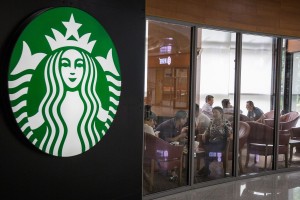 Τα Starbucks κλείνουν 8.000 καταστήματα λόγω ρατσιστικής συμπεριφοράς