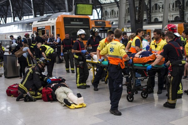 Δεκάδες τραυματίες σε σιδηροδρομικό ατύχημα στη Βαρκελώνη (vid+pic)