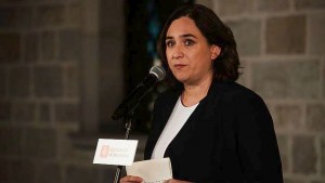Η δήμαρχος της Βαρκελώνης κατηγορεί τον Πουτζντεμόν ότι οδήγησε την Καταλονία «στην καταστροφή»